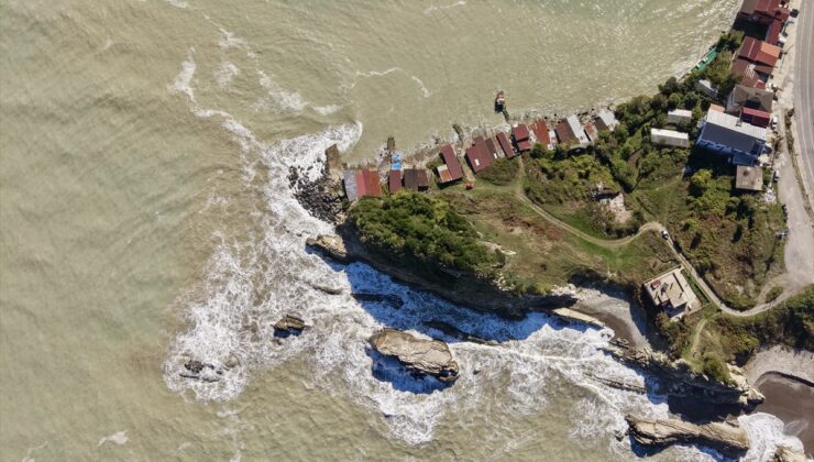 Sinop Türkeli’de sağanak sonrası çamurlu su Karadeniz’i kahverengiye çevirdi