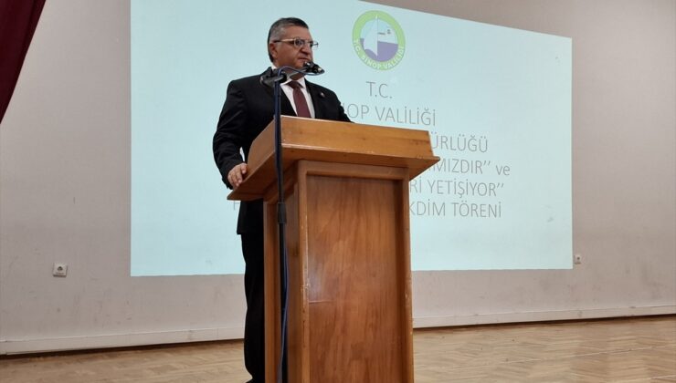 Sinop Valisi Özarslan öğretmenlere başarı belgesi takdim etti
