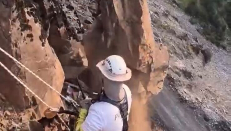 Şırnak’ta AFAD ve Karayolları Beytüşşebap yolunda riskli kayaları düşürüyor