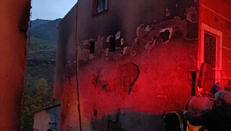 Sivas Suşehri’nde samanlık yangını 3 eve sıçradı, 30 tavuk telef oldu