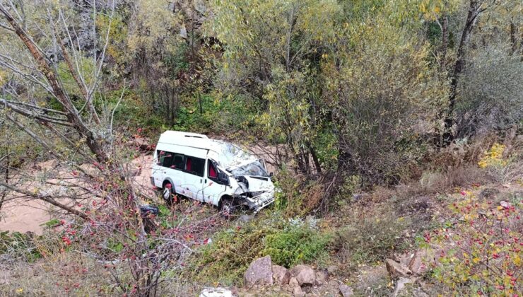 Sivas’ın Suşehri ilçesinde dereye devrilen minibüsün sürücüsü yaralandı