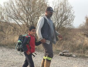 Sivas’ta 6 yıldır yapılmayan köprü! Baba, özel gereksinimli oğlunu her gün sırtında ırmaktan geçiriyor