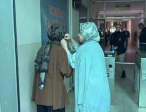 Sivas’ta KPSS Ortaöğretim oturumu başladı, küpesini çıkarmayı unutan adaya yardım edildi