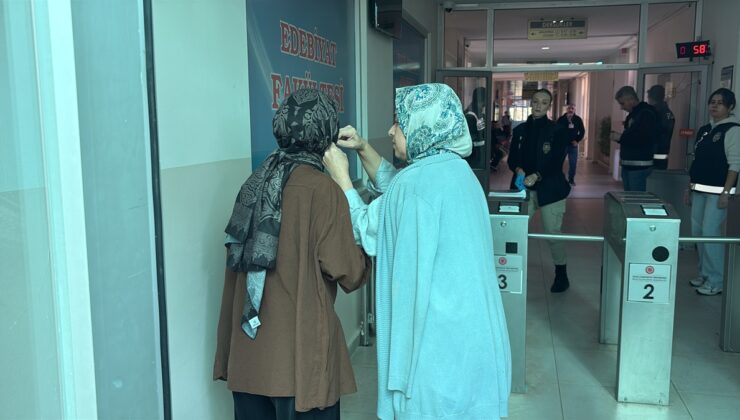 Sivas’ta KPSS Ortaöğretim oturumu başladı, küpesini çıkarmayı unutan adaya yardım edildi