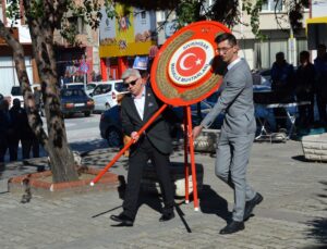 Sivrihisar’da Muhtarlar Günü’nde Belediye Başkanı Dökmeci muhtarlara plaket verdi