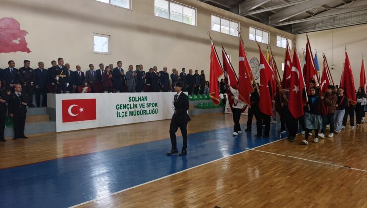 Solhan’da 29 Ekim Cumhuriyet Bayramı, çelenk ve öğrenci gösterileriyle kutlandı