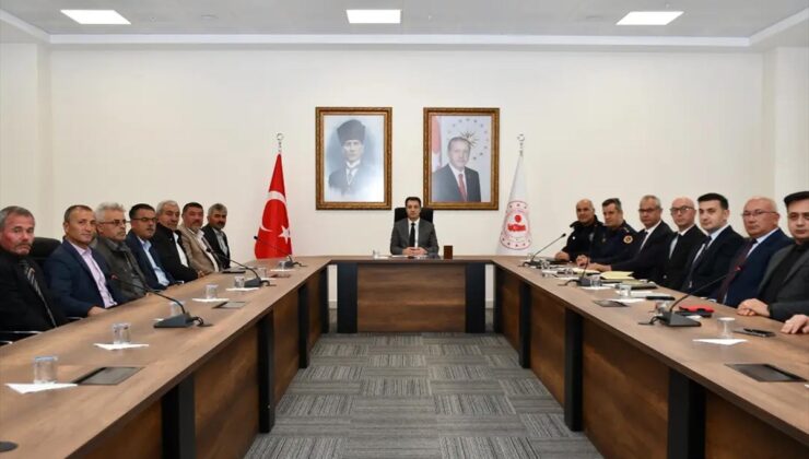 Sorgun Kaymakamı Canpolat, muhtarlarla talepleri ve kış tedbirlerini değerlendirdi