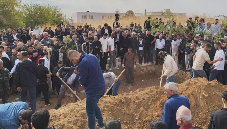 Su kanalına uçan otomobilde ölen 4’ü çocuk 6 kişi, yan yana toprağa verildi