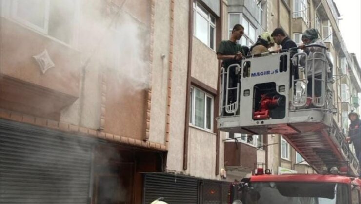 Sultangazi’de 4 katlı binanın giriş katında yangın çıktı, mahsur kalanlar kurtarıldı