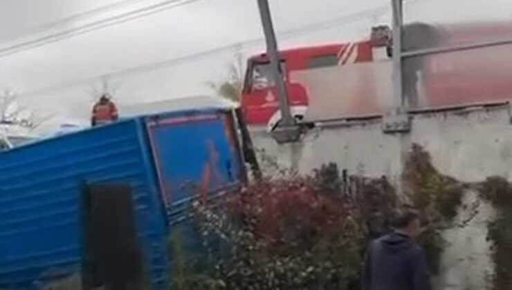 Sultangazi’de kontrolden çıkan kamyon 2 araca çarpıp 5 metreden bahçeye düştü