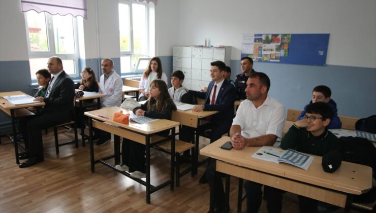 Taşova Kaymakamı Turan Bayram, Alpaslan Ortaokulunda öğrencilerle sohbet etti