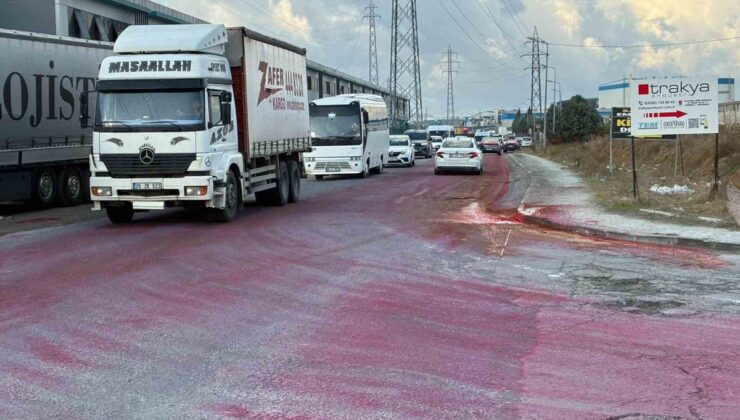 Tekirdağ Kapaklı’da yola dökülen boya yağış ve trafikle caddeyi kırmızıya çevirdi