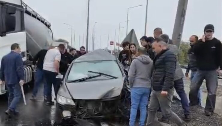 Tekirdağ’da kaldırıma ve direğe çarpan otomobilde sıkışan sürücü yaralandı