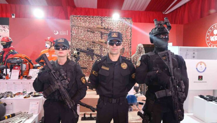 TEKNOFEST Güneydoğu’da JÖAK timleri siyah kıyafetleriyle ilgi odağı oldu