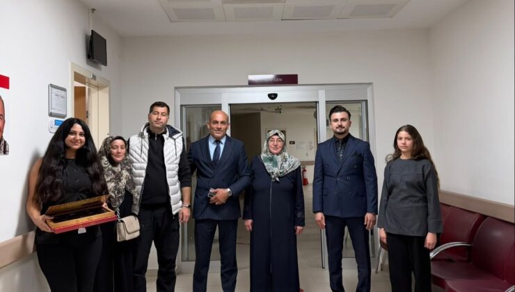 Tercan İlçe Devlet Hastanesi Başhekimi Hasta Hakları Günü’nde hastaları ziyaret etti
