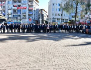 Terme Muhtarlar Derneği, Muhtarlar Günü’nde Atatürk Anıtı’na çelenk sundu