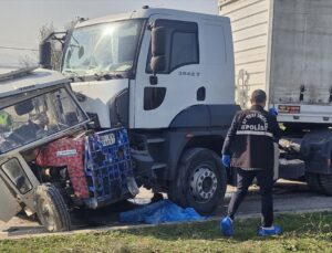 Tokat Erbaa’da tır ile traktör çarpıştı, kazada 2 kişi hayatını kaybetti