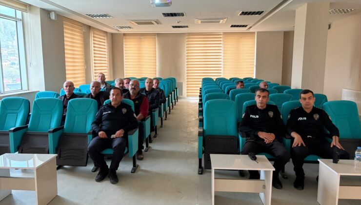 Tokat Turhal’da Emniyet Müdürü Gültekin muhtarlarla dolandırıcılığı görüştü