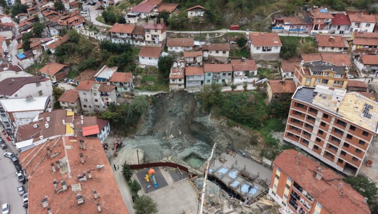 Tokat’ta inşaat yanındaki yolda çökme meydana geldi, 2 katlı ev boşaltıldı
