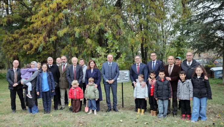 Trakya Üniversitesi Lozan Anıtı yanında 103. yıl fidanını dikti
