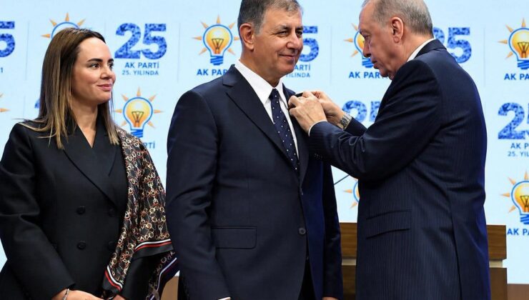 TRT ekranlarından duyurdu! AK Parti rozeti takan Cemil Tugay’dan İzmirlilere müjde
