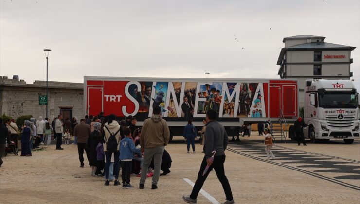 TRT Mobil Sinema Tırı, Iğdır’da çocuklara yağmura rağmen sinema keyfi sundu