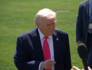 Trump, İran’a yeni saldırı ve İran’ın petrolünü ele geçirme seçeneğini yineledi