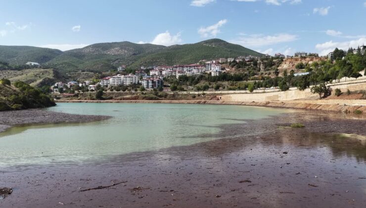 Tunceli’de sağanak sonrası Munzur’un suları baraj gölü kıyısında kalıntı biriktirdi