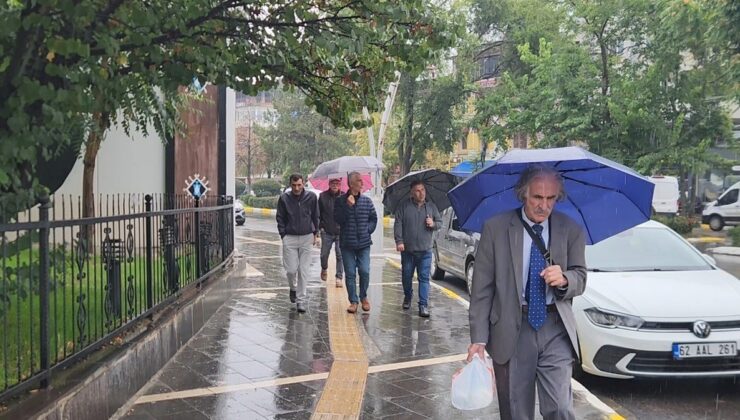 Tunceli’de sağanak yağış öğleden sonra artarak devam etti, su birikintileri oluştu