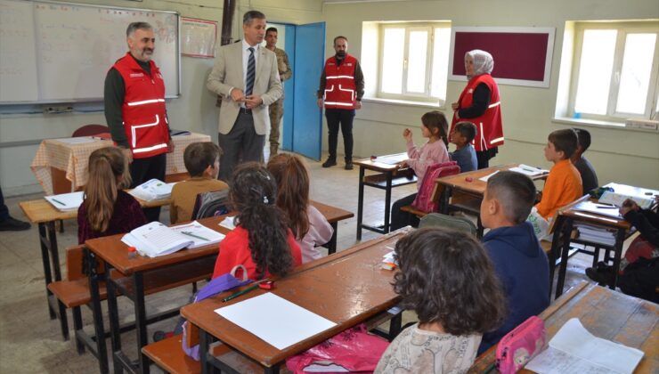 Türk Kızılay Muş Şubesinden öğrencilere giyim ve kırtasiye malzemesi desteği