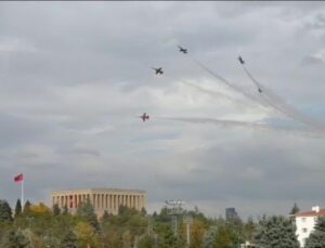 Türk Yıldızları 29 Ekim öncesi Anıtkabir uçuşu için Ankara’da prova yaptı