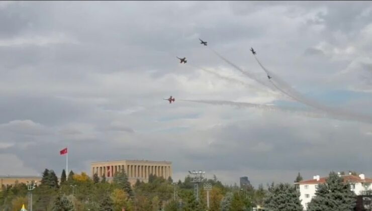 Türk Yıldızları 29 Ekim öncesi Anıtkabir uçuşu için Ankara’da prova yaptı