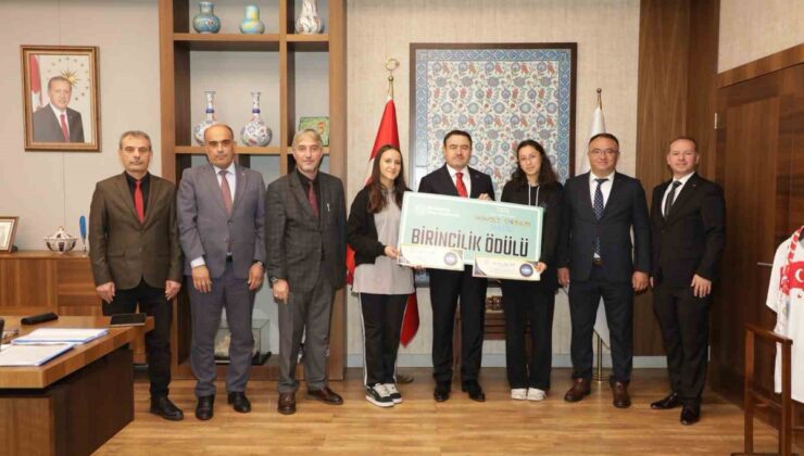 Türkiye birincisi Tavşanlı Kız Anadolu İHL öğrencileri Vali Işın’ı ziyaret etti