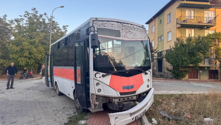 Uşak’ta yolcu midibüsü otomobille çarpıştı, 4’ü çocuk 7 kişi yaralandı