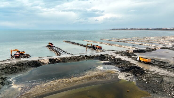 Van Gölü’nden 2 milyon 385 bin metreküp dip çamuru çıkarıldı