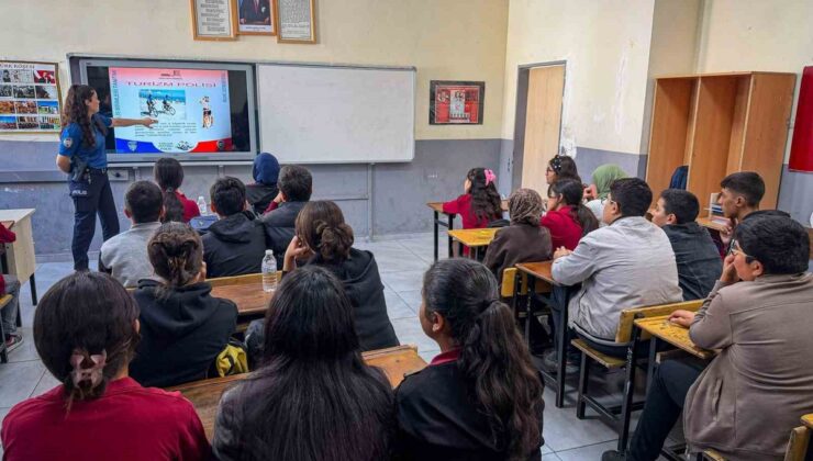 Van Muradiye’de polis, 8. sınıf öğrencilerine trafik ve internet eğitimi verdi