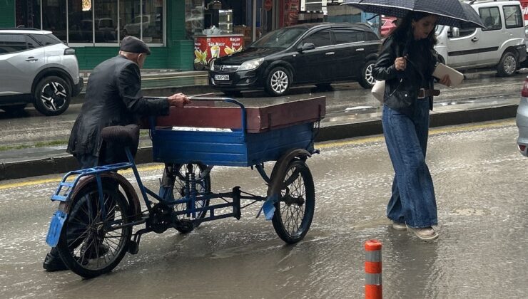 Van’da aniden bastıran sağanak caddeleri suya çevirdi, sürücüler zorlandı