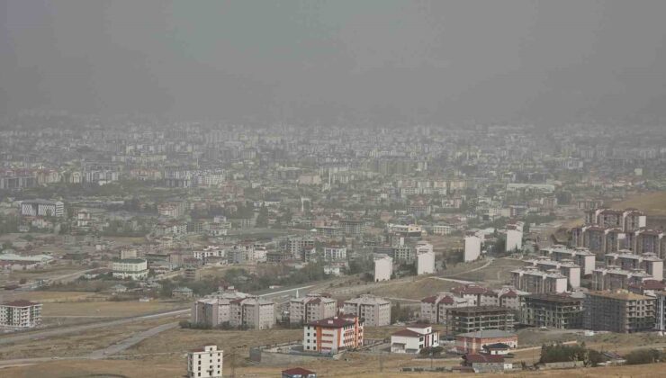 Van’da Basra Körfezi’nden gelen toz bulutları görüş mesafesini düşürdü