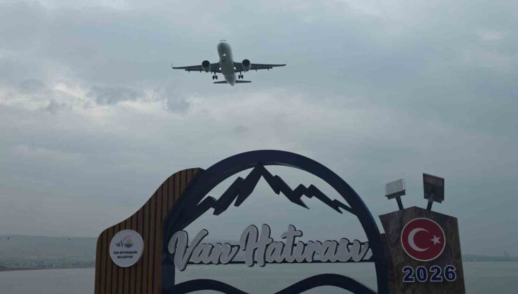 Van’da etkili olan sis görüş mesafesini yer yer birkaç metreye düşürdü