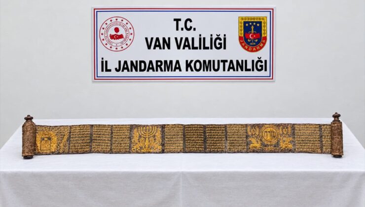 Van’da Tevrat olduğu değerlendirilen 310 santimlik eser ele geçirildi! Altın yaldızla işlenmiş