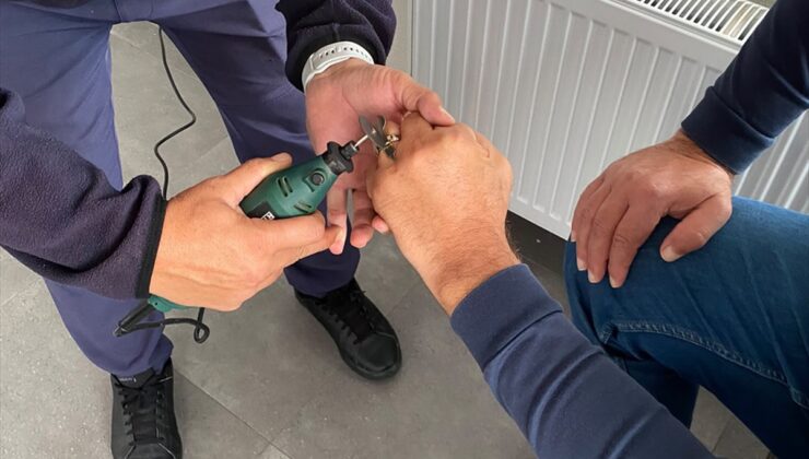 Yalova Çınarcık’ta parmağı şişen kişinin yüzüğünü itfaiye elektrikli aletle kesti