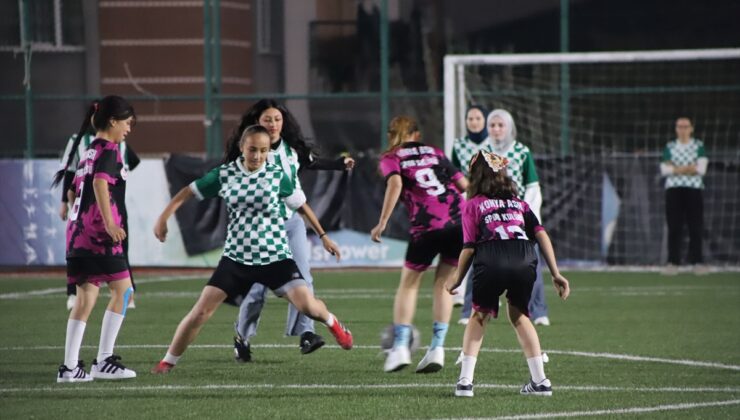 Yeşilay Konya ve spor kulübünün kız çocukları futbol maçı madalya töreniyle sona erdi