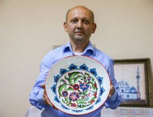 Yüzde 52 bedensel engelli Gürkan Güngör, Fethiye’de yaklaşık 20 yıldır çini üretiyor