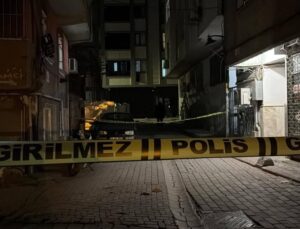 Zeytinburnu’nda iki grup arasında silahlı kavga! Mermi evin camını kırarak içeri girdi