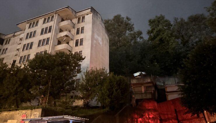 Zonguldak Kilimli’de heyelan nedeniyle apartman boşaltıldı, 2 araç hasar gördü
