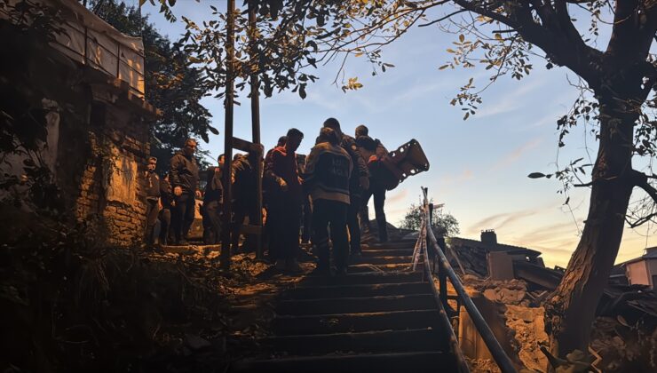 Zonguldak’ta 3 katlı bina çöktü, enkazdan 1 kişi kurtarıldı, 1 kişi aranıyor