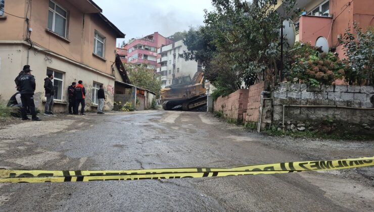 Zonguldak’ta çökme riskli 4 katlı apartmanın yıkımına başlandı, 14 daire boşaltıldı