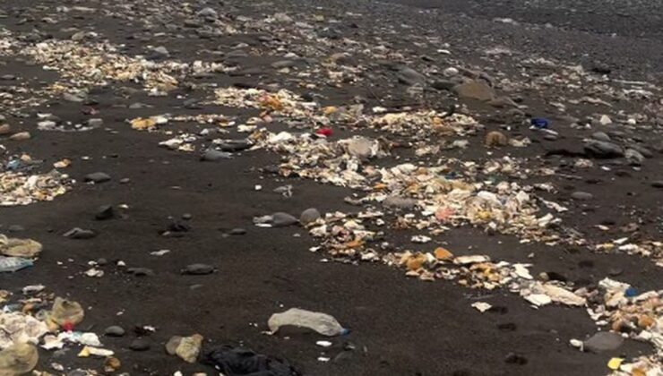 Zonguldak’ta sağanak sonrası denize sürüklenen çöpler Kozlu Sahili’ne vurdu