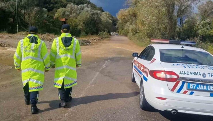 Zonguldak’ta su taşkını nedeniyle jandarma kamyon dışındaki araçları durdurdu